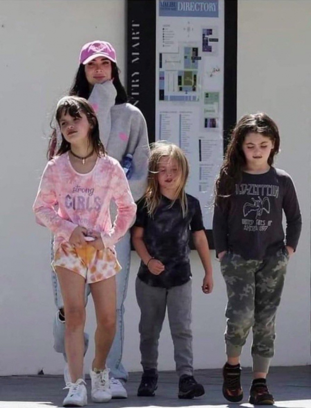 Megan Fox gay gắt trước cáo buộc ép 3 con trai mặc đồ con gái - Ảnh 1.