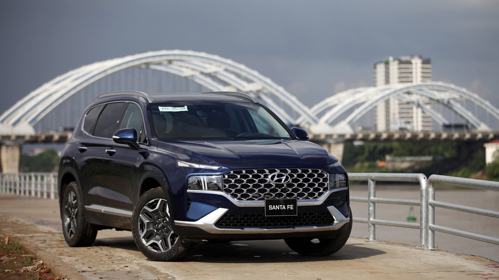 Câu chuyện người tiêu dùng thông minh: Hyundai Santa Fe từ đội giá 100 triệu đồng đến giảm giá gần 300 triệu - Ảnh 1.