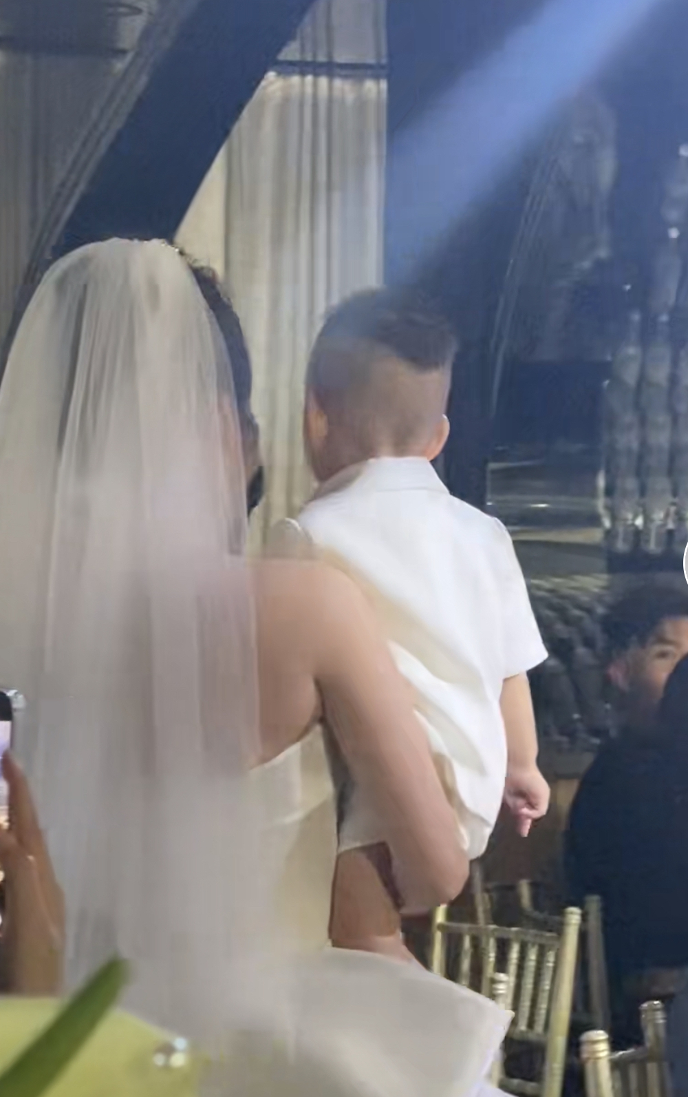 Đang diện váy cô dâu, vợ JayKii xả vai bồng bế ru con ngủ giữa đám cưới - Ảnh 4.