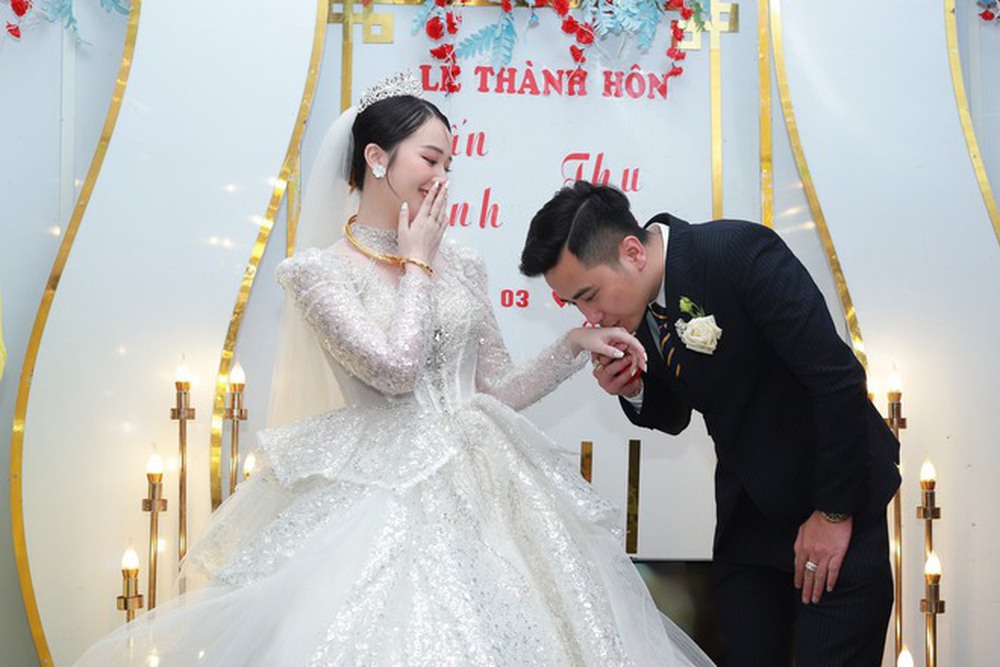 Chuyện tình của cô người mẫu “hay dỗi” và sự cố đáng yêu trong đám cưới