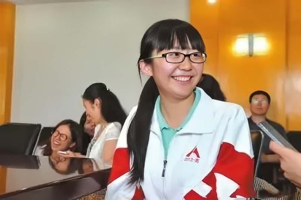 Không theo lớp chọn cao siêu, cô gái ‘lội ngược dòng’ trở thành thủ khoa Đại học, cả 2 trường top 1 Trung Quốc đều rộng cửa chào mời - Ảnh 3.