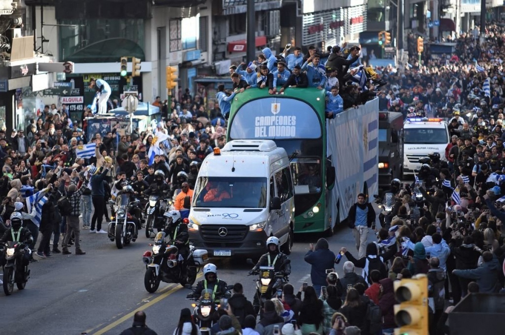 Biển người tại Uruguay chào đón nhà vô địch U20 World Cup 2023 - Ảnh 9.