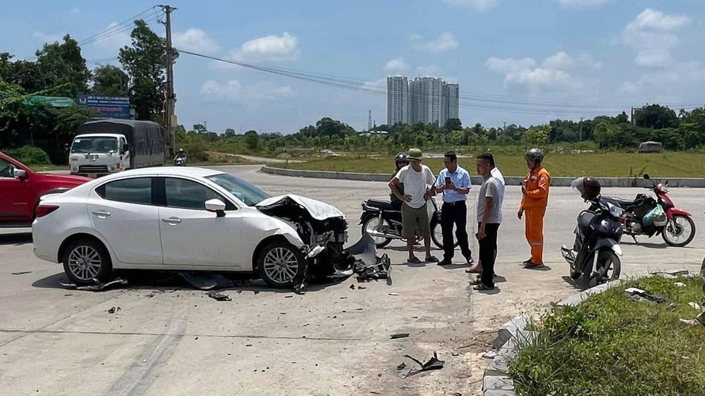 Đằng sau những bức ảnh TNGT: Mazda2 đâm lật nghiêng xe tải - Ảnh 2.