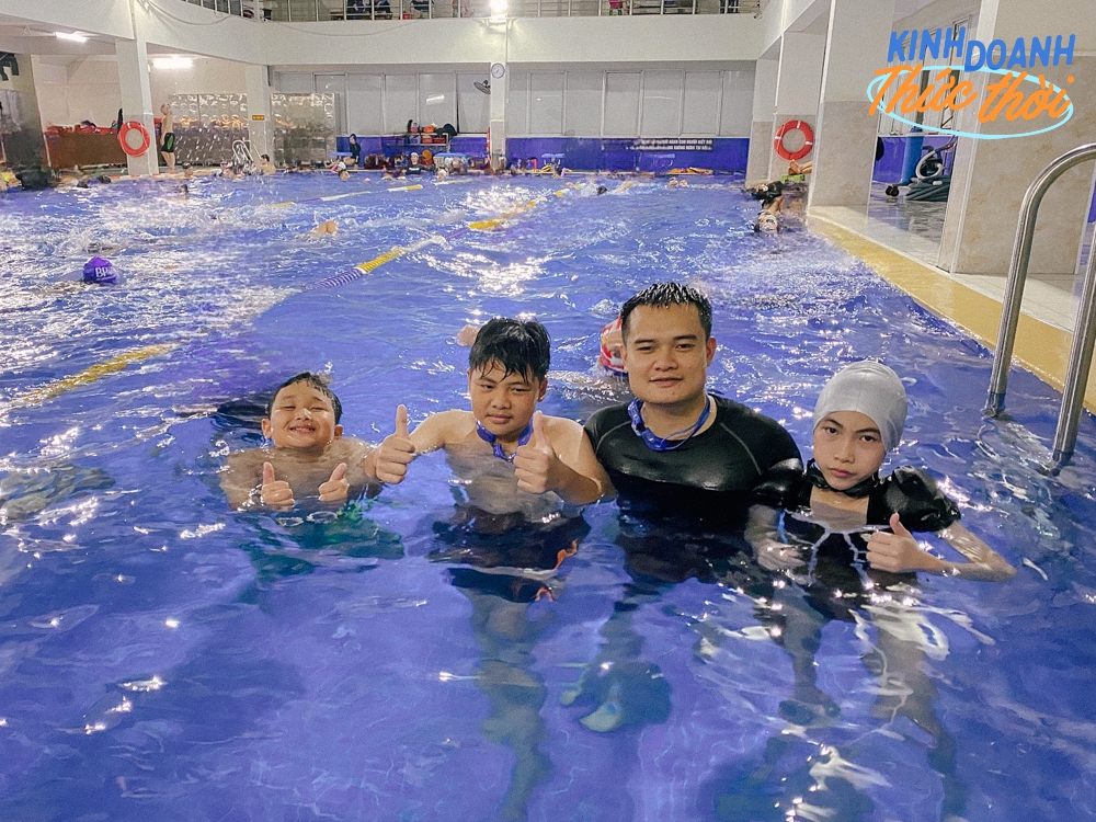 Anh chàng ở Hà Nội cuối tuần dạy bơi 9-10 ca, thu nhập 3 tháng hè bằng cả năm cộng lại - Ảnh 3.