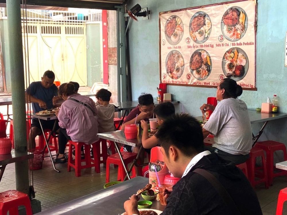 Ghé tiệm cơm tấm được Michelin vinh danh, ăn miếng sườn to nhất Sài Gòn - Ảnh 4.