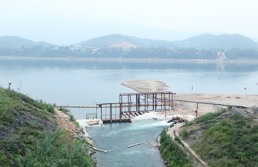 Sử dụng trạm bơm nước khẩn cấp vì sông Đà khô cạn - Ảnh 1.