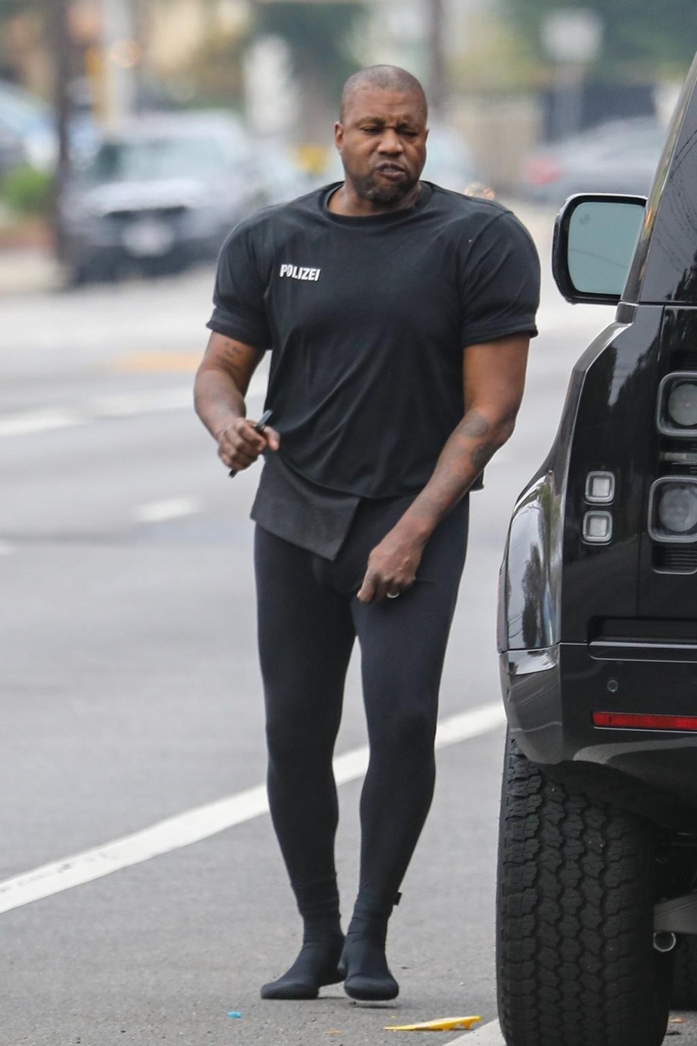 Vợ Kanye West chỉ mặc quần tất, đi chân đất xuống phố - Ảnh 4.