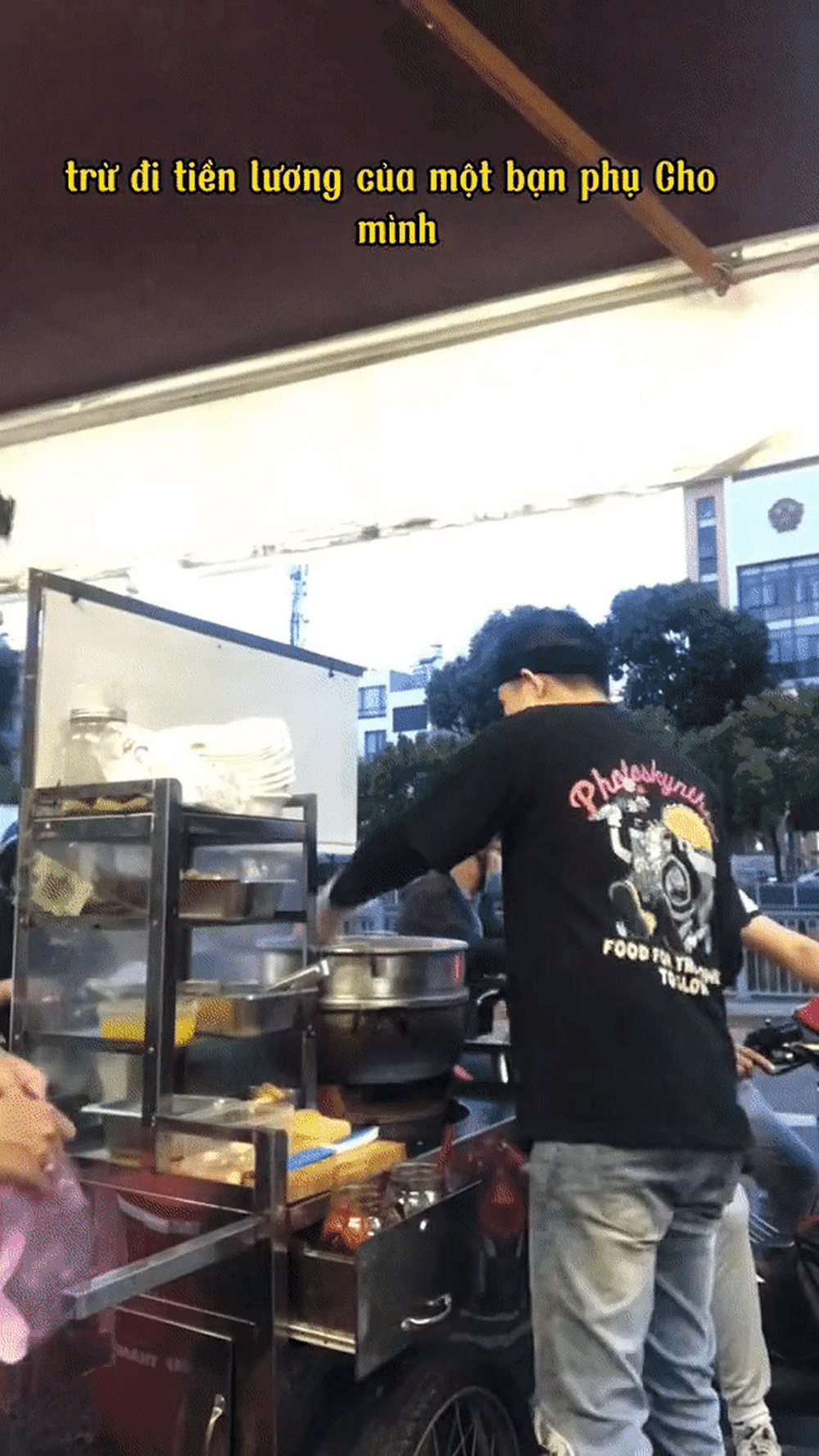 Vỡ nợ, thanh niên bán đồ ăn dạo kiếm sống “đổi đời” chỉ sau 2 tháng