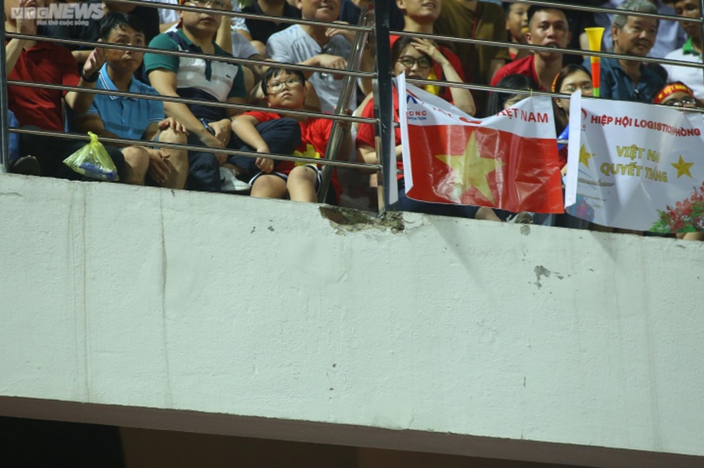 Mảnh bê tông rơi trúng CĐV trên sân Lạch Tray giữa trận đấu của tuyển Việt Nam - Ảnh 3.