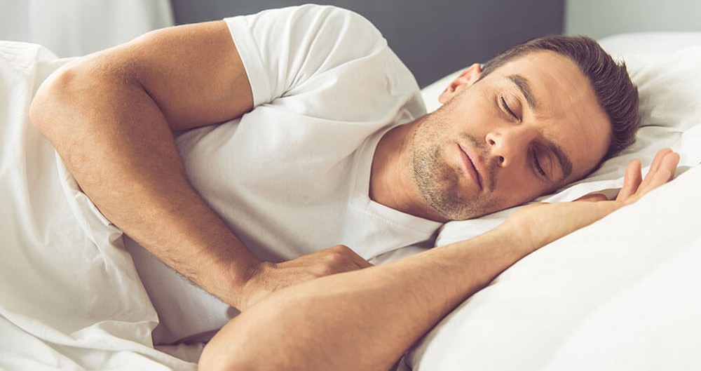 Ngủ ít hơn thời lượng này mỗi đêm làm tăng nguy cơ mắc đến 13 bệnh mãn tính nguy hiểm - Ảnh 1.