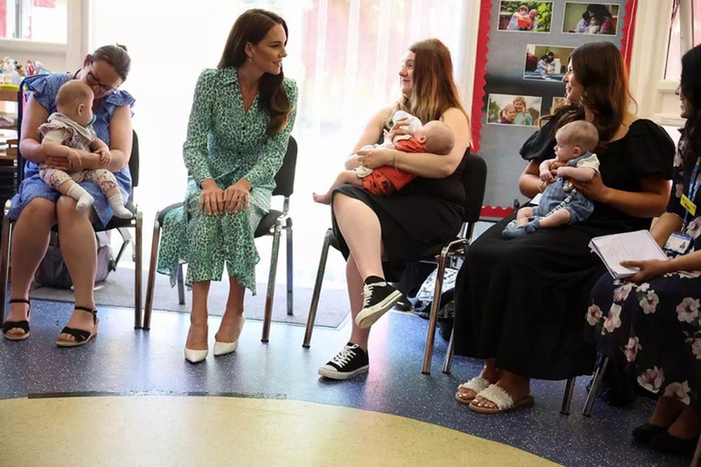 Đến thăm trung tâm giáo dục trẻ em, cử chỉ thân thiện của Vương phi Kate khiến phụ huynh bất ngờ - Ảnh 4.
