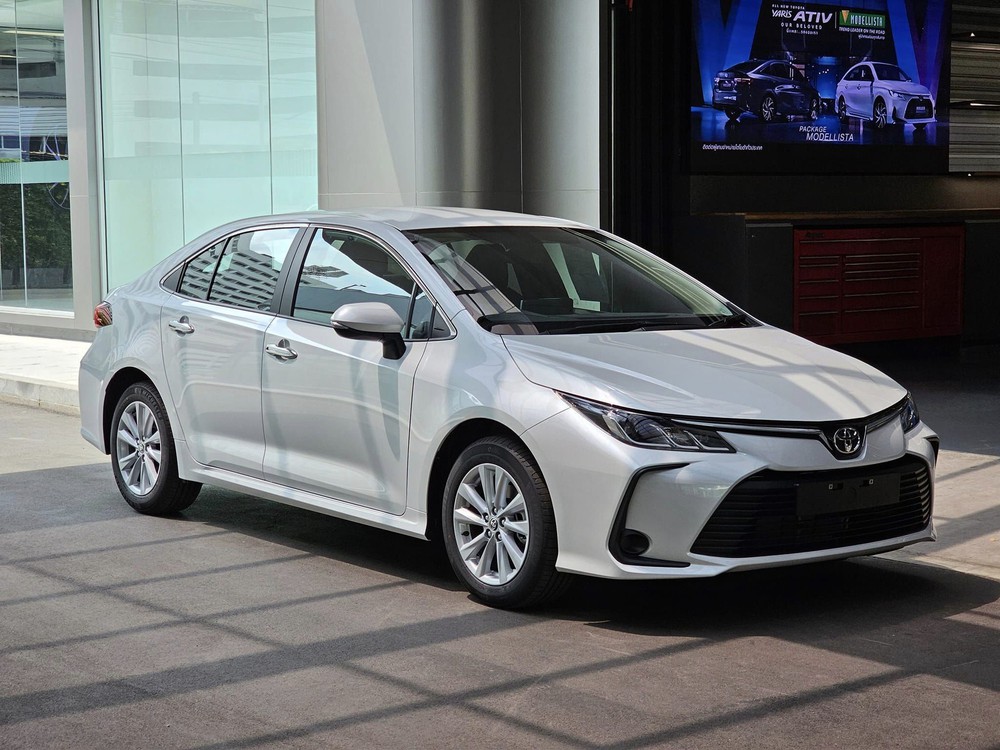 Ảnh thực tế Corolla Altis 2023: Giữ thiết kế nhưng thêm nhiều trang bị, sớm về Việt Nam đấu Mazda3 và Civic - Ảnh 2.