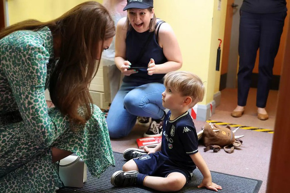 Đến thăm trung tâm giáo dục trẻ em, cử chỉ thân thiện của Vương phi Kate khiến phụ huynh bất ngờ - Ảnh 3.