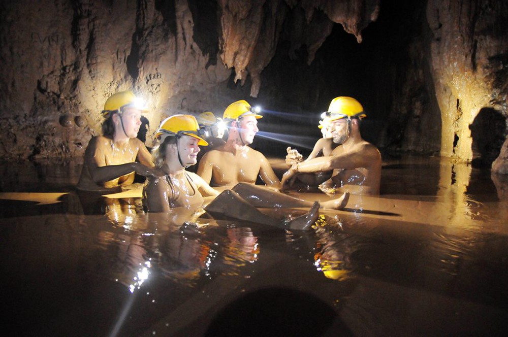 Có một “dòng suối ngọc bích” ở Quảng Bình, nước mát hơn bình thường, bắt nguồn từ tầng địa chất triệu năm tuổi