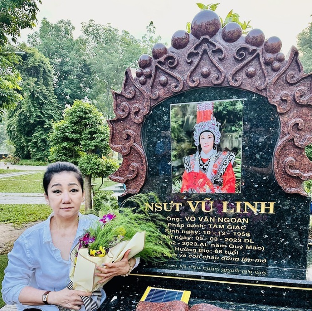 Sao Việt 17/6: Thanh Thanh Tâm từ Mỹ về viếng mộ người tình sân khấu Vũ Linh - Ảnh 1.