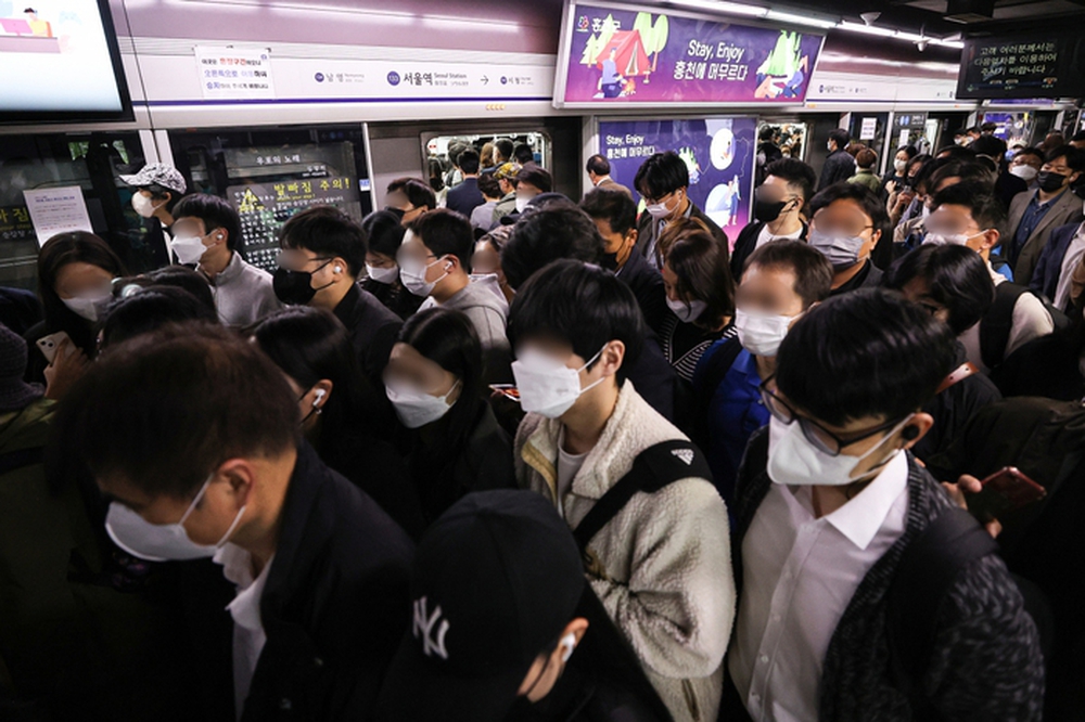 Những chuyến tàu địa ngục: Cơn ác mộng chưa có hồi kết của người Hàn Quốc mỗi giờ cao điểm - Ảnh 2.