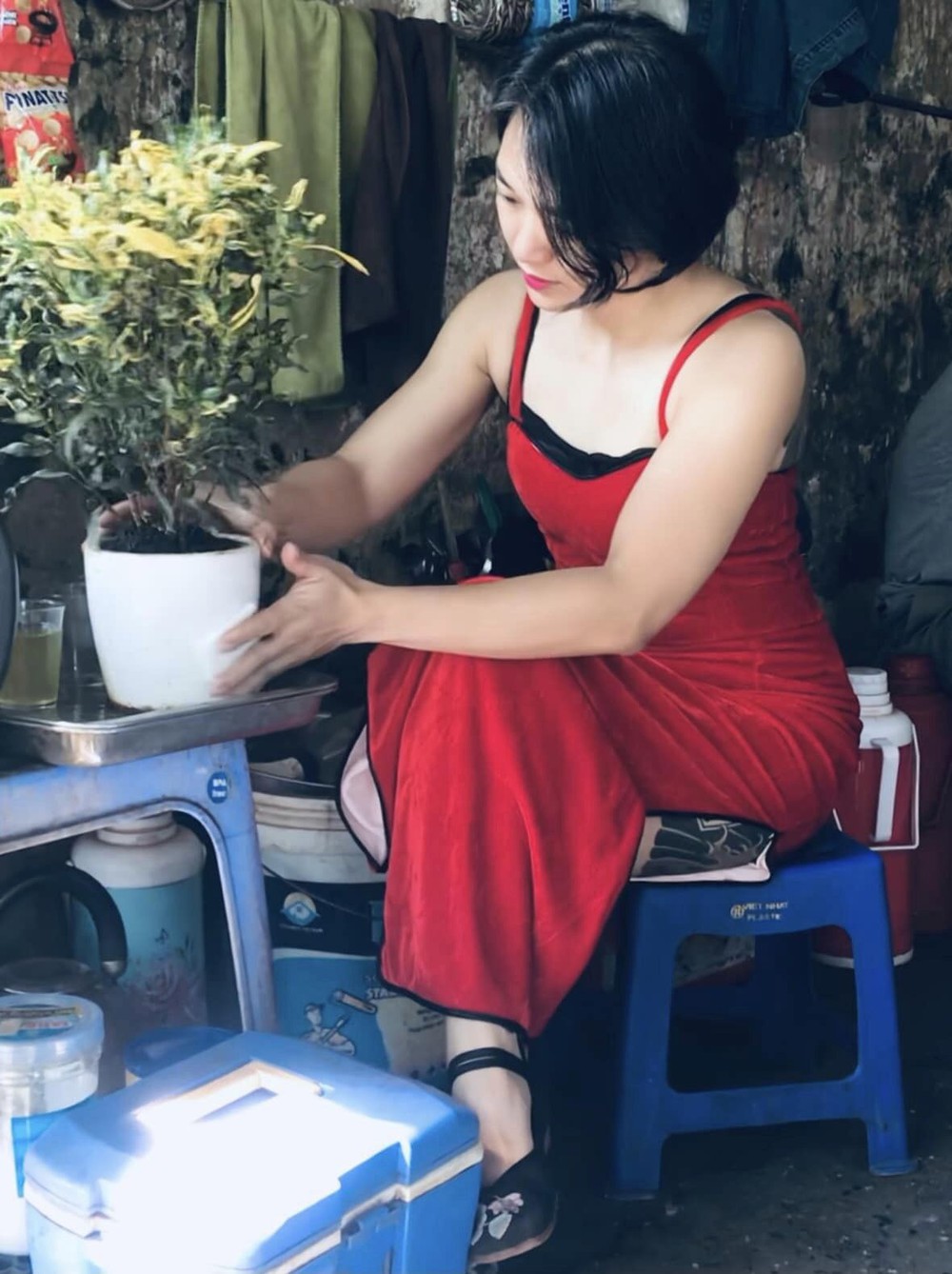 Clip ‘múa nước sôi’ của cô chủ tiệm trà đá Hà Nội và bước ngoặt giúp cuộc đời thay đổi suốt 10 năm