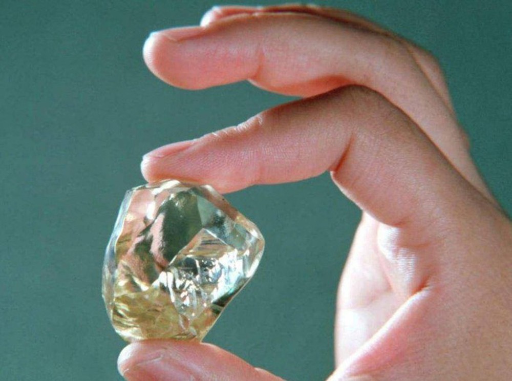 Cô gái trẻ nhặt được hòn đá óng ánh, chuyên gia thẩm định giá trị 3.300 tỷ đồng - Ảnh 3.
