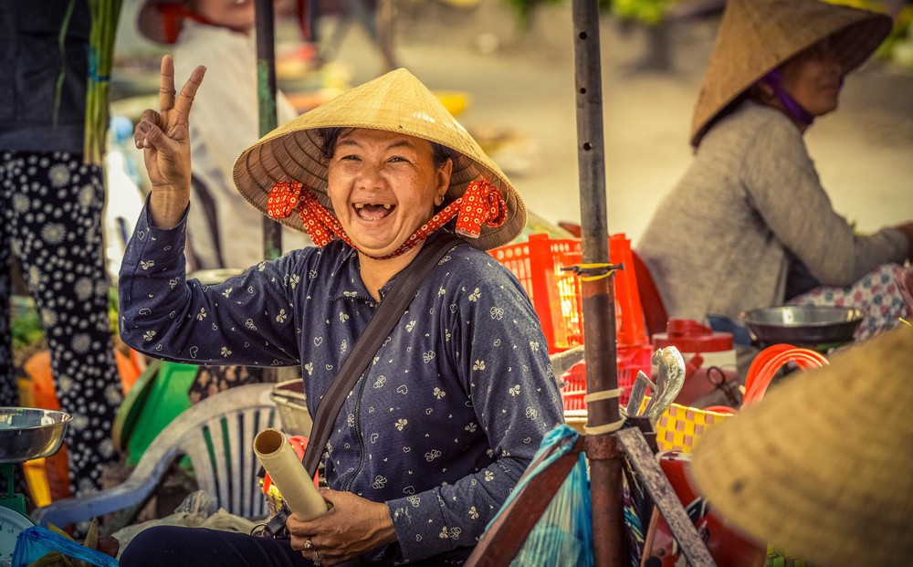 Khách Tây đúc kết cẩm nang cách sống chuẩn Việt: Cử chỉ nào sẽ đóng băng cuộc trò chuyện?