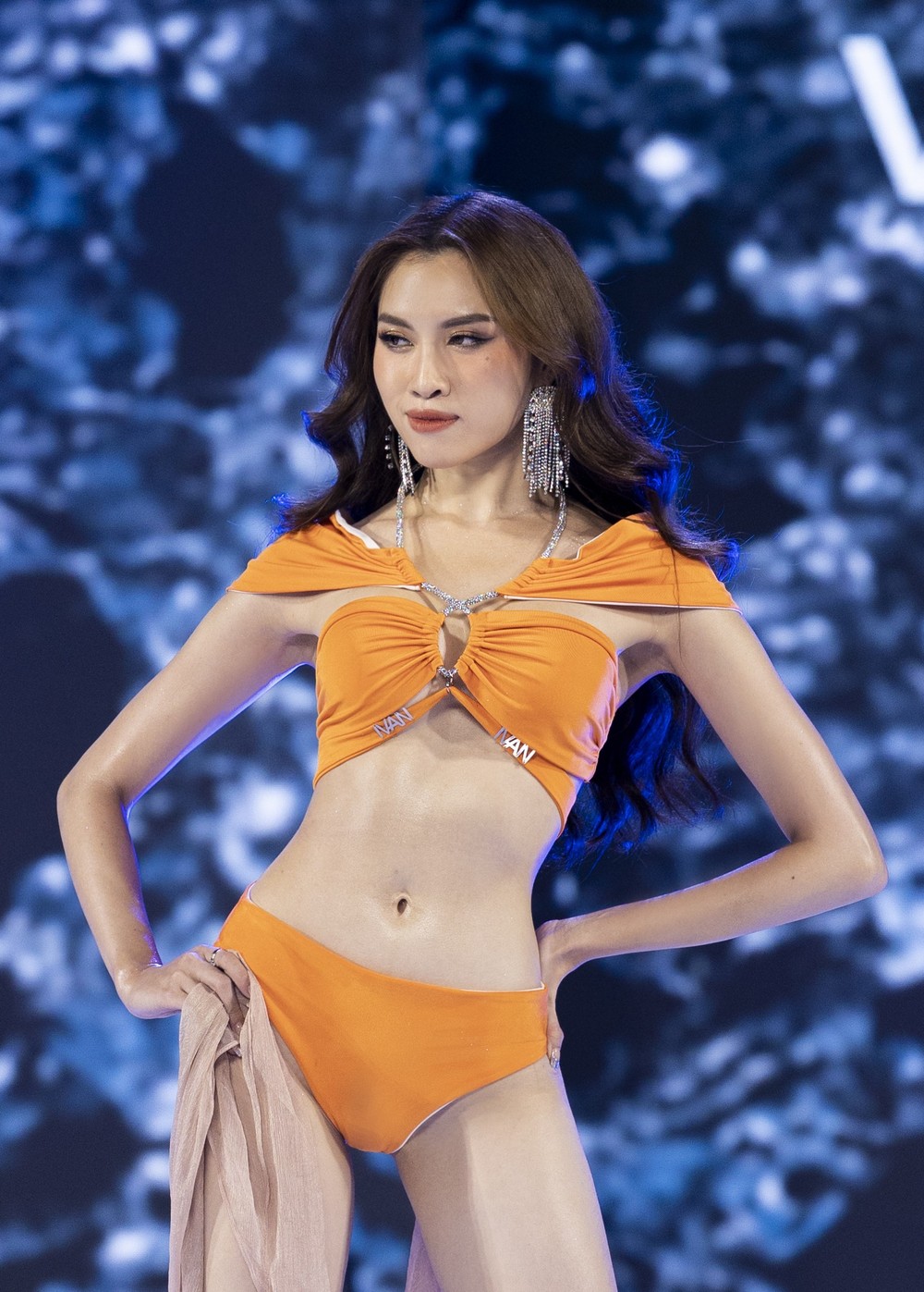 Tranh cãi khi người đẹp Thanh Thanh Huyền được gọi là hoa hậu - Ảnh 2.