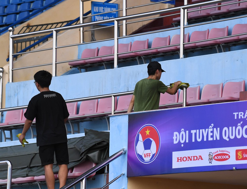 Sân Thiên Trường được lau dọn từng ngóc ngách, sẵn sàng cho trận đấu giữa ĐT Việt Nam và ĐT Syria - Ảnh 11.