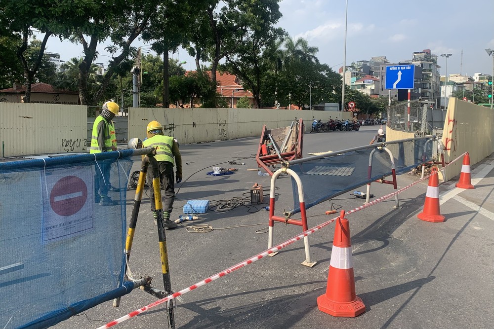 Tháo rào trên đường Kim Mã sau gần 3 năm thi công ga ngầm đường sắt Nhổn - ga Hà Nội - Ảnh 1.