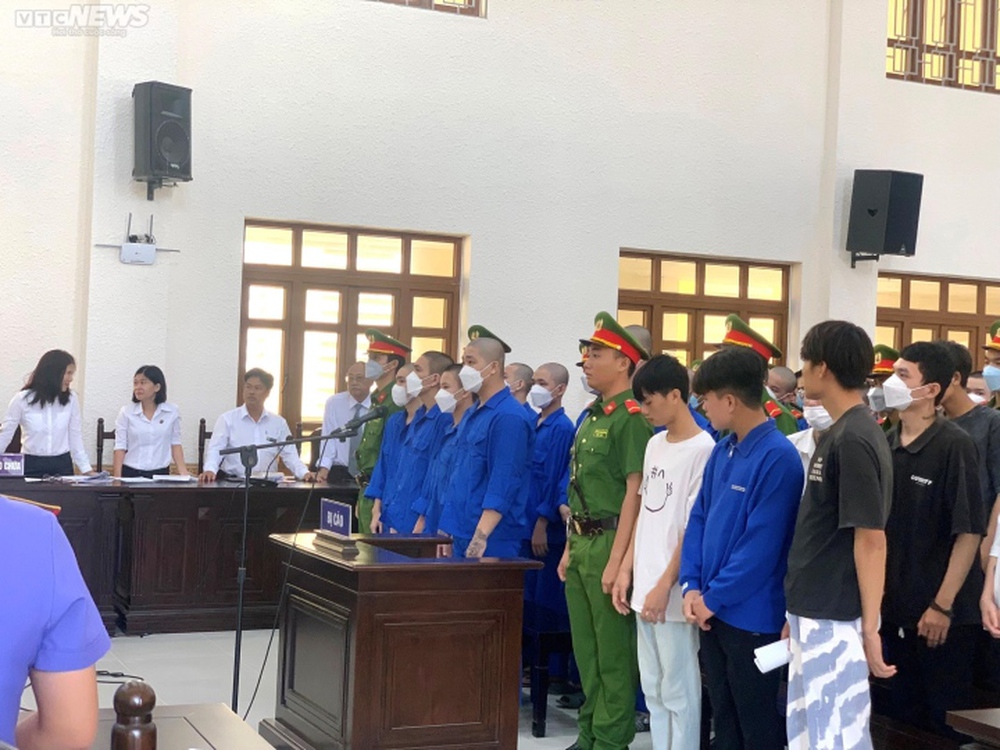 Hỗn chiến gây chết người ở Bình Thuận, 37 bị cáo lãnh hơn 160 năm tù - Ảnh 1.