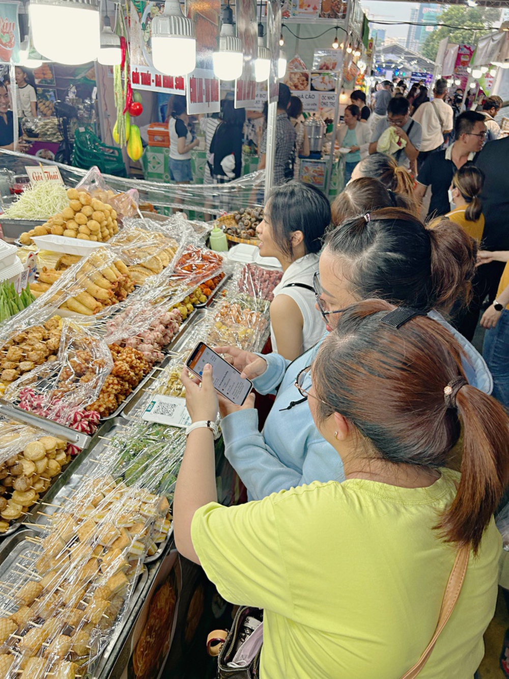 Các ông bà, cha mẹ lớn tuổi và những người không thạo công nghệ làm sao với xu hướng không dùng tiền mặt?