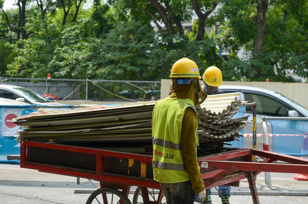 Tháo rào trên đường Kim Mã sau gần 3 năm thi công ga ngầm đường sắt Nhổn - ga Hà Nội - Ảnh 5.