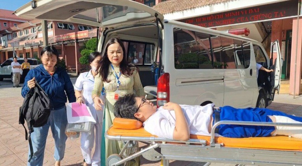 Giám đốc Sở Giáo dục đào tạo Quảng Trị đưa thí sinh bị tai nạn vào phòng thi - Ảnh 2.