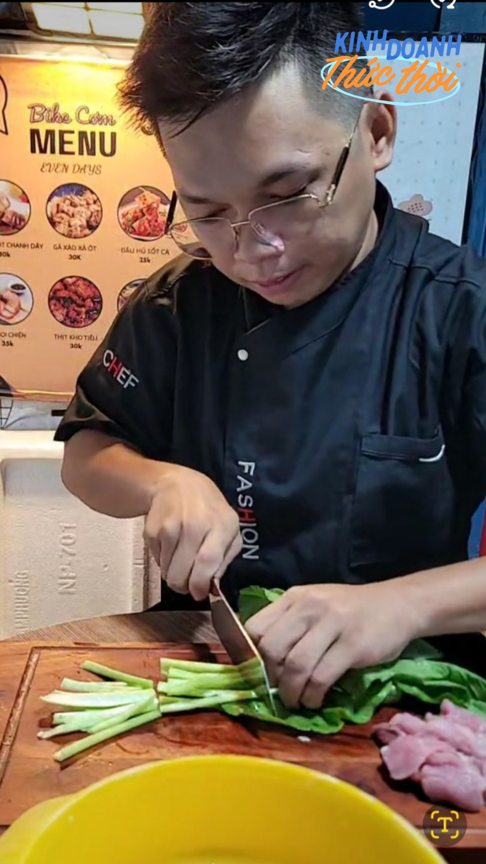 Anh chàng từng học đầu bếp ở Hàn Quốc tự nấu cơm trưa chạy đi bán dạo cho dân văn phòng khắp trung tâm TP.HCM