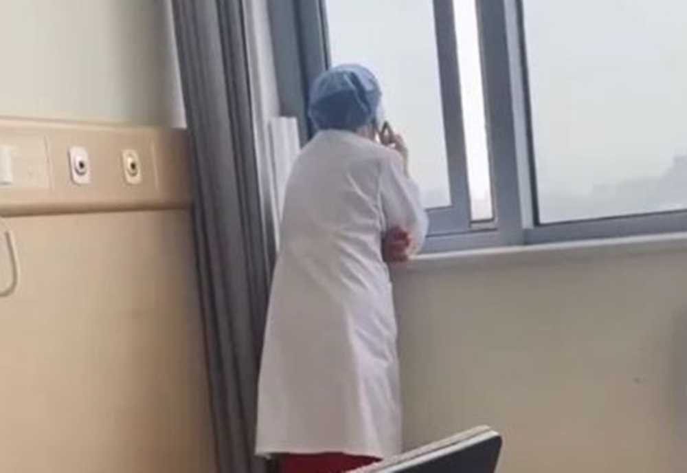 Bác sĩ đứng nói chuyện điện thoại suốt 20 phút mặc bệnh nhân chờ đợi - Ảnh 1.