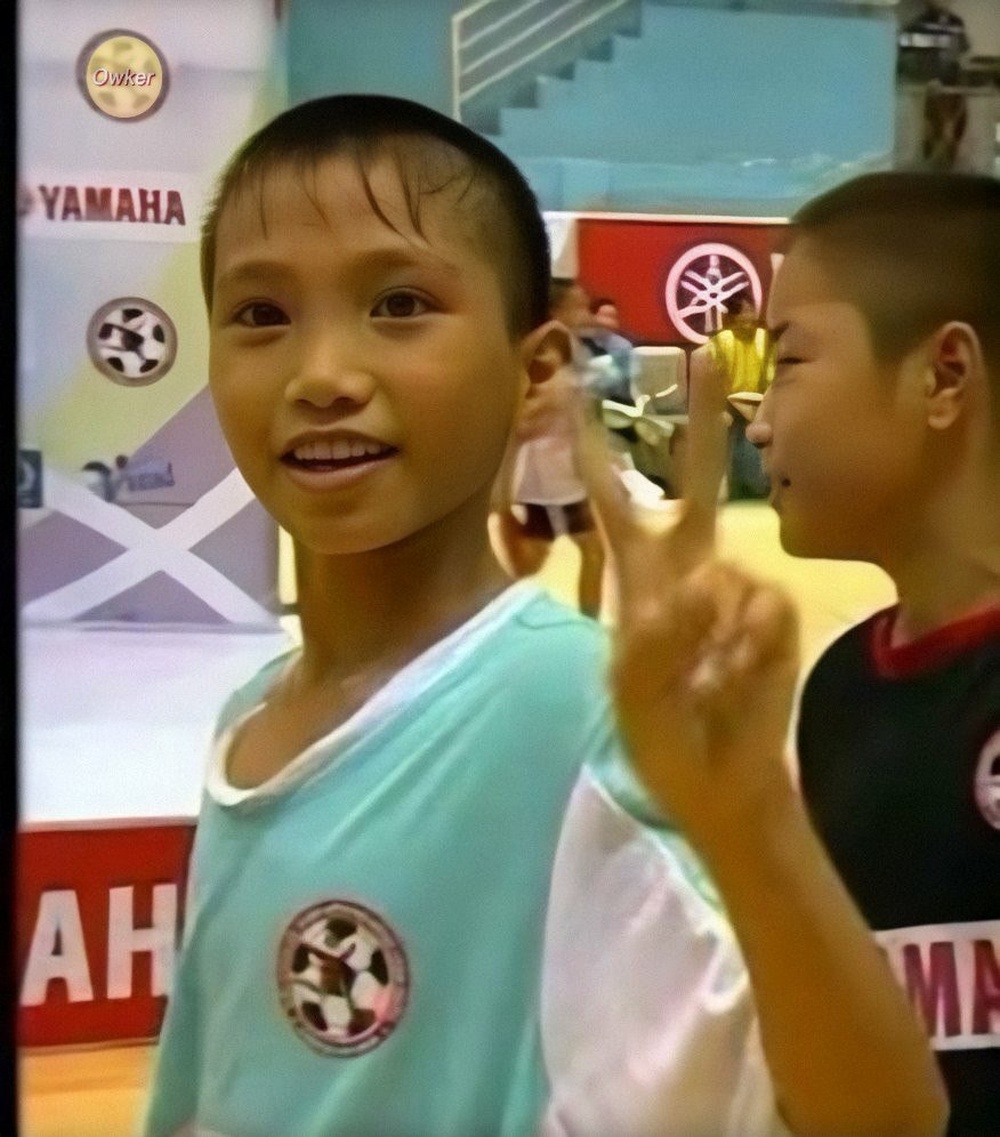 Loạt ảnh khi xưa ta bé của dàn cầu thủ Việt Nam, có người giờ đã con cái đề huề - Ảnh 5.