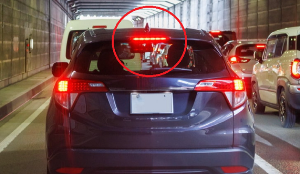 Đèn báo phanh trung tâm ở ô tô có tác dụng gì