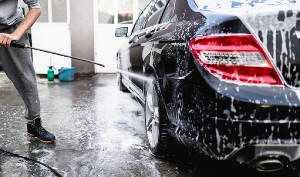 Những điều không nên làm khi tự rửa ô tô tại nhà chủ xe cần biết - Ảnh 4.