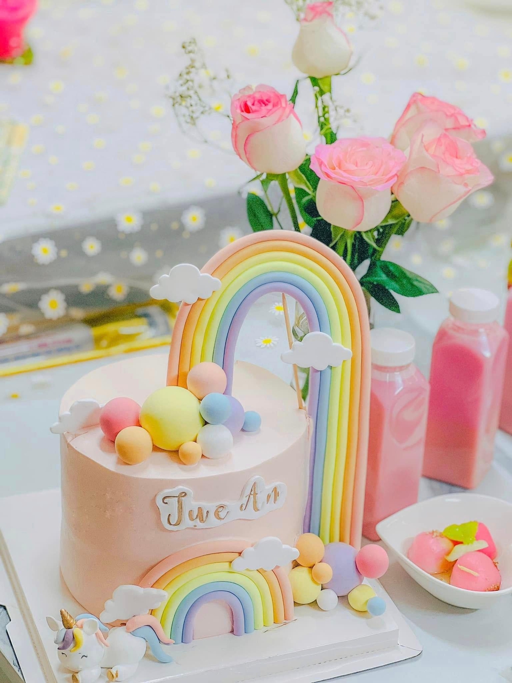 Bữa tiệc thôi nôi trăm hoa đua nở ngập sắc hồng mẹ dành cho con gái