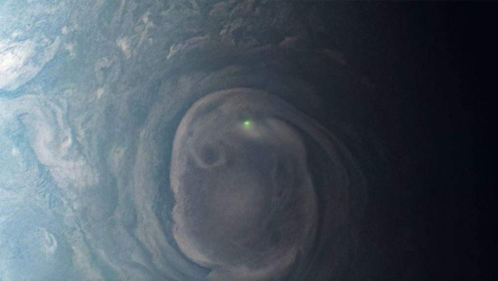 Tàu vũ trụ của NASA chụp được hình ảnh tia sáng xanh bí ẩn trên Sao Mộc - Ảnh 1.