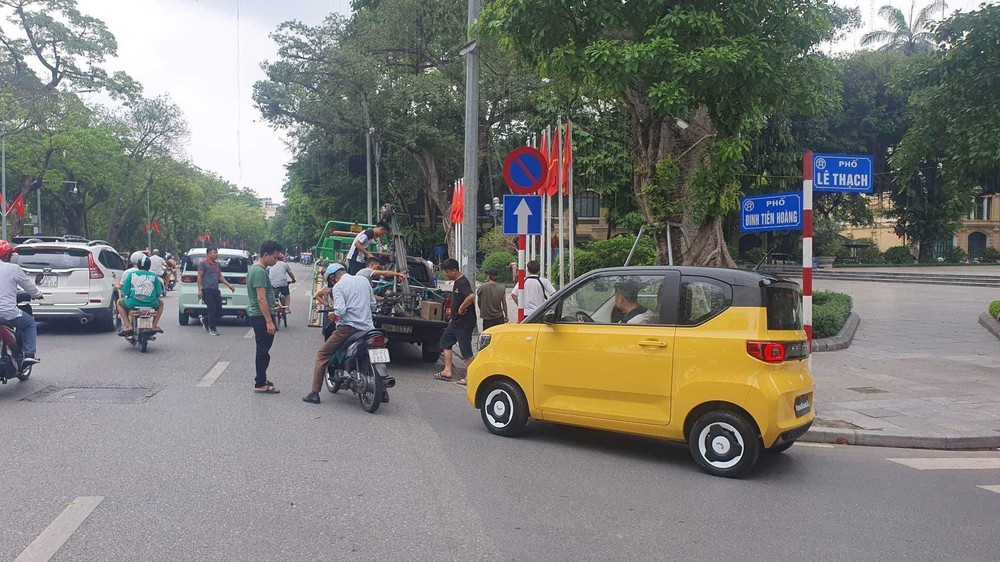 Xe điện Wuling Hongguang Mini EV tiếp tục lộ diện trên đường phố Hà Nội - Ảnh 1.