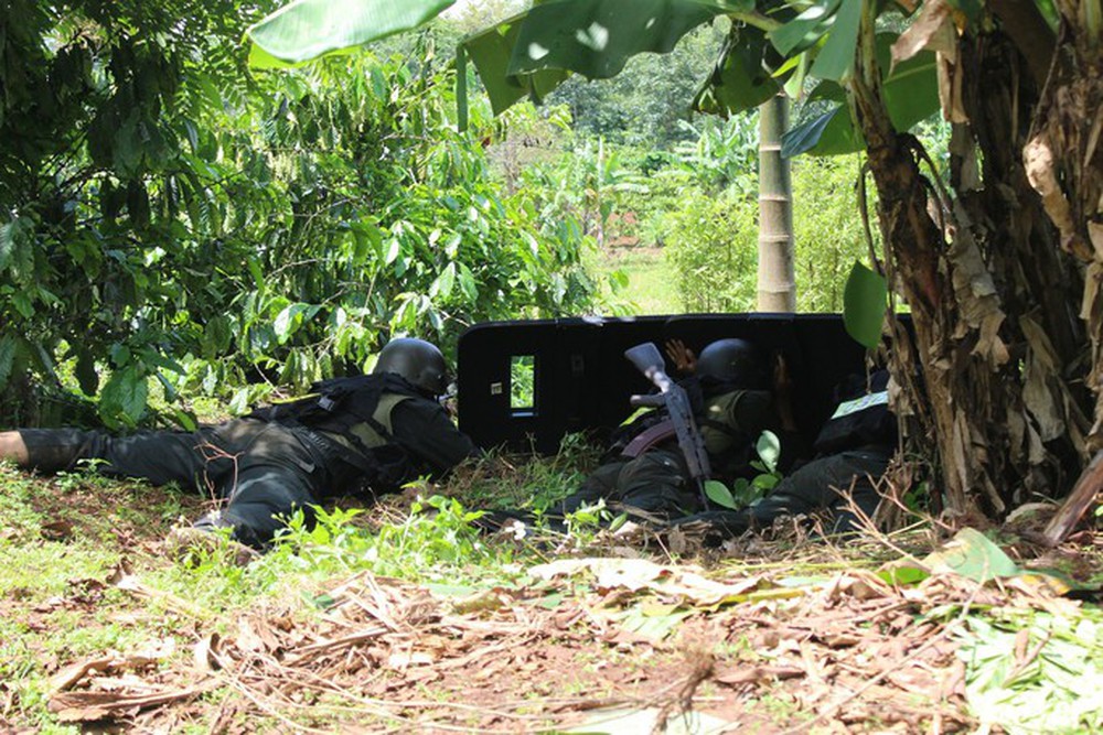 Hình ảnh cảnh sát đặc nhiệm truy bắt các đối tượng tấn công trụ sở Đắk Lắk - Ảnh 6.