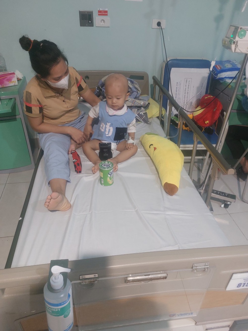 Bán hết nhà cửa, ruộng vườn, vợ chồng trẻ tuyệt vọng vì không còn đủ tiền cứu 2 con mắc bạo bệnh