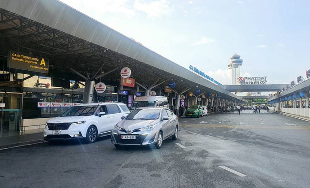 Nóng: Tạm dừng hoạt động 2 hãng taxi ở sân bay Tân Sơn Nhất sau vụ tố gian lận cước - Ảnh 1.