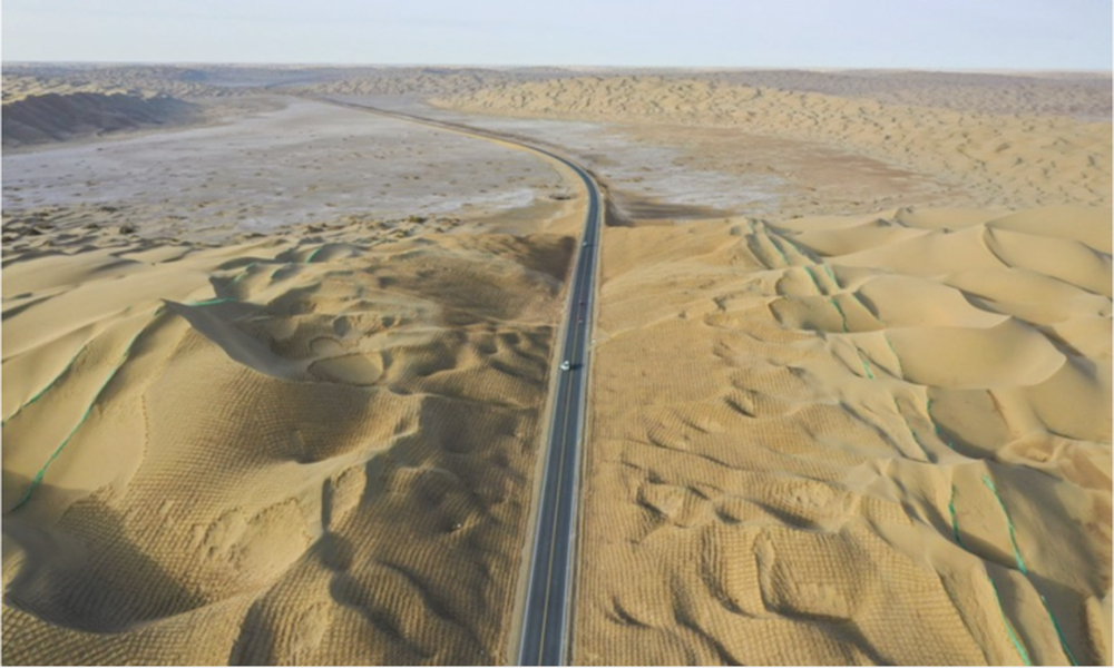 Biến cát thành đất trồng, Trung Quốc phủ xanh gần 500km đường băng qua sa mạc - Ảnh 4.