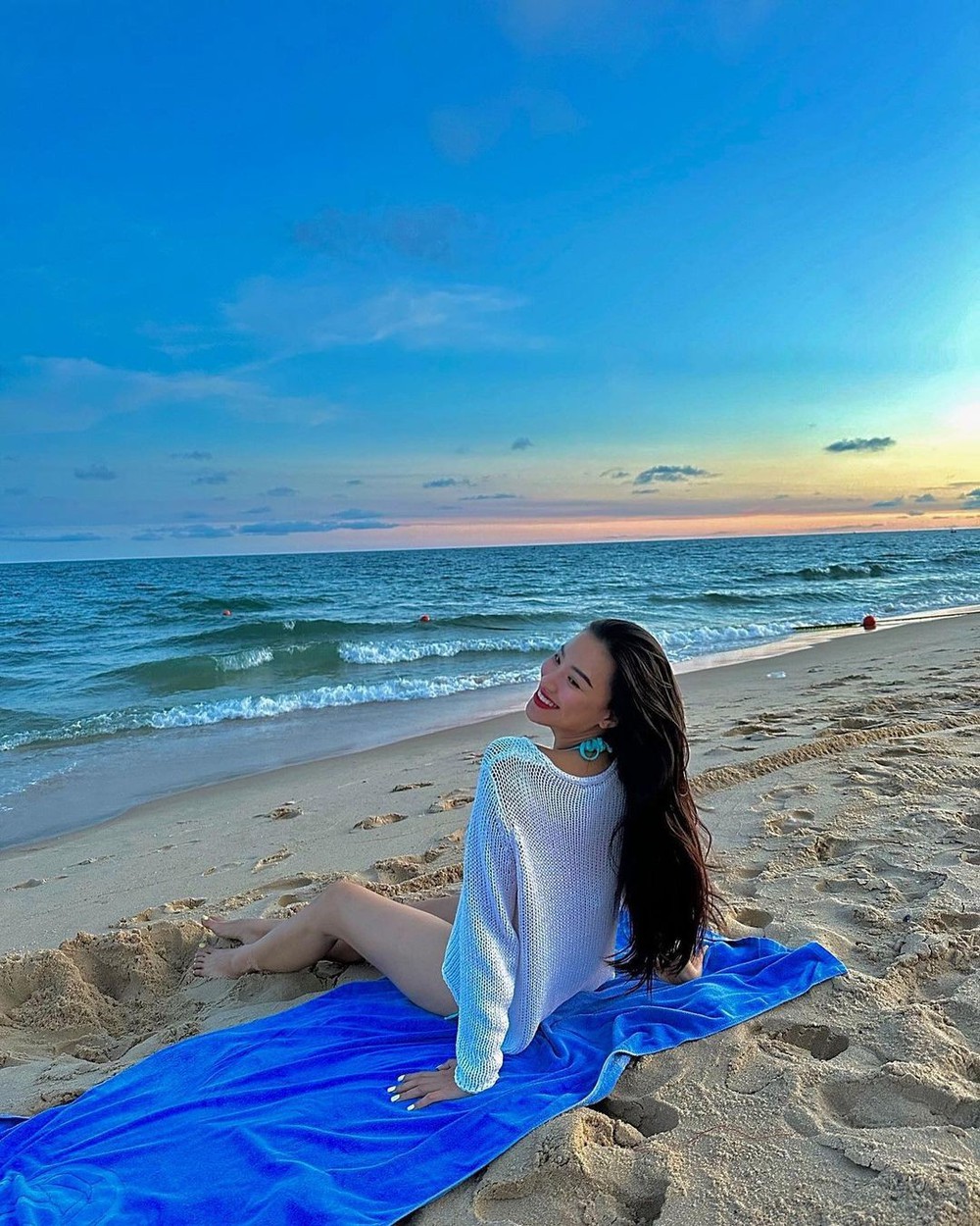 Đỗ Thị Hà, Hoàng Thùy khoe dáng với bikini