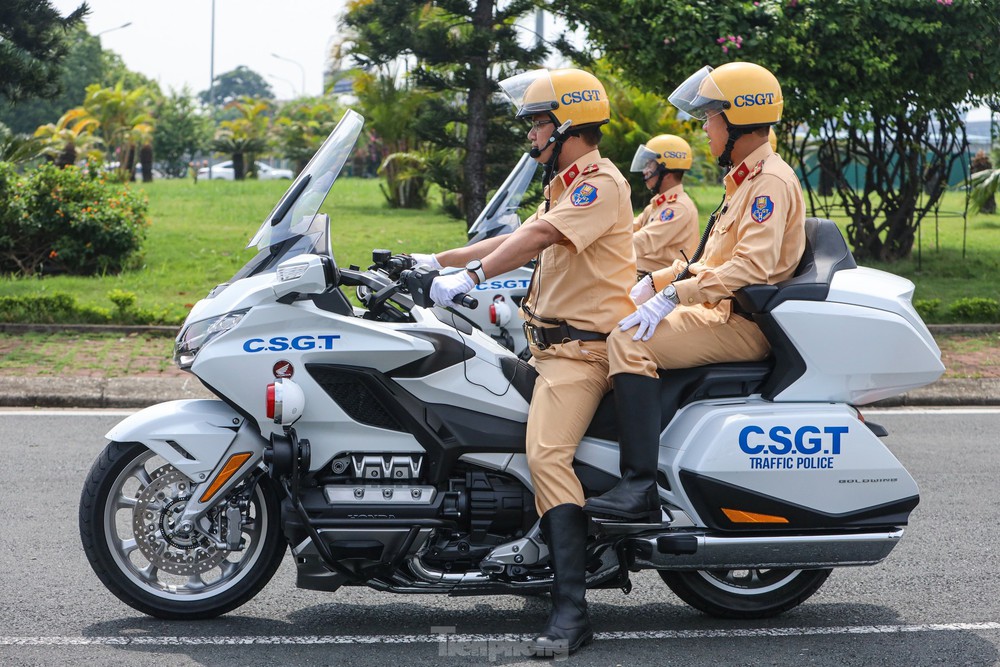Ngắm dàn siêu xe Honda Gold Wing 2023 của CSGT dẫn đoàn ở Hà Nội - Ảnh 1.