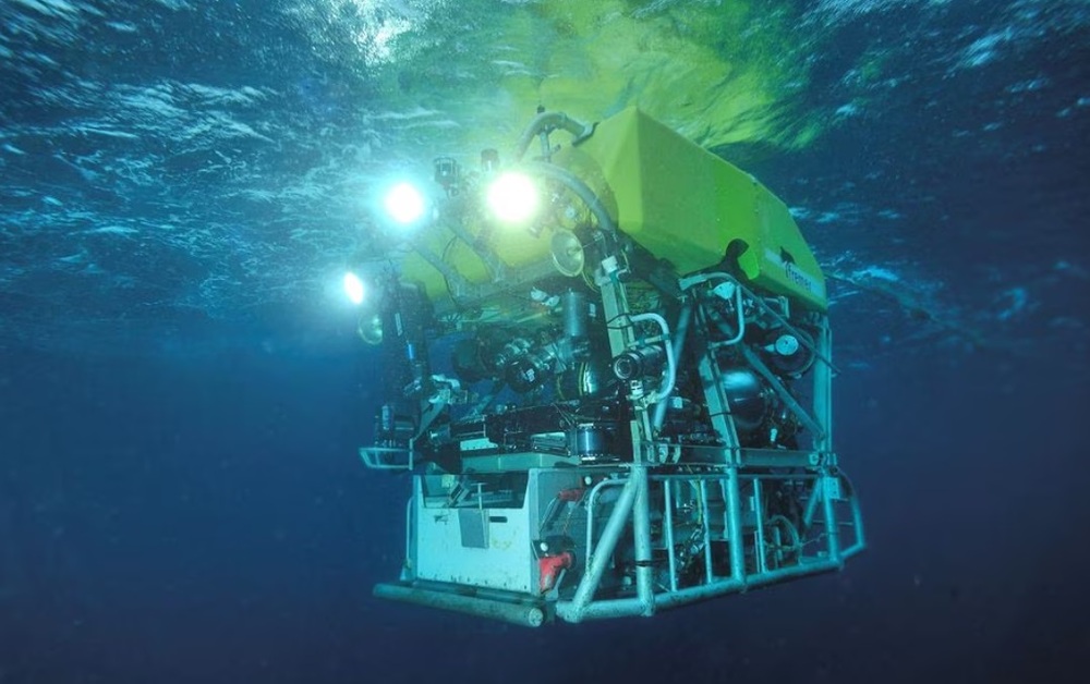 Robot đầu tiên đã chạm tới đáy biển để tìm tàu lặn Titan mất tích - Ảnh 1.
