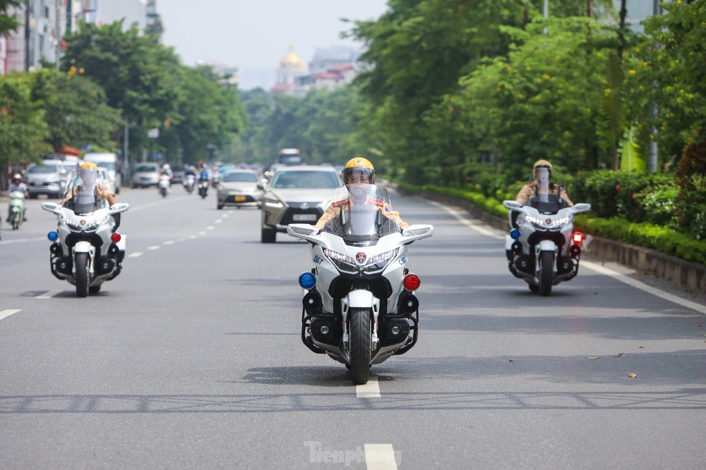 Ngắm dàn siêu xe Honda Gold Wing 2023 của CSGT dẫn đoàn ở Hà Nội - Ảnh 7.