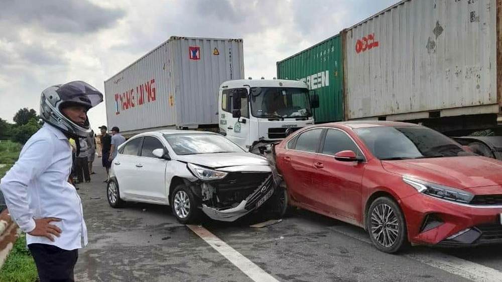Đằng sau những bức ảnh TNGT: Công-ten-nơ dồn hai ô tô đang dừng vì tai nạn - Ảnh 2.