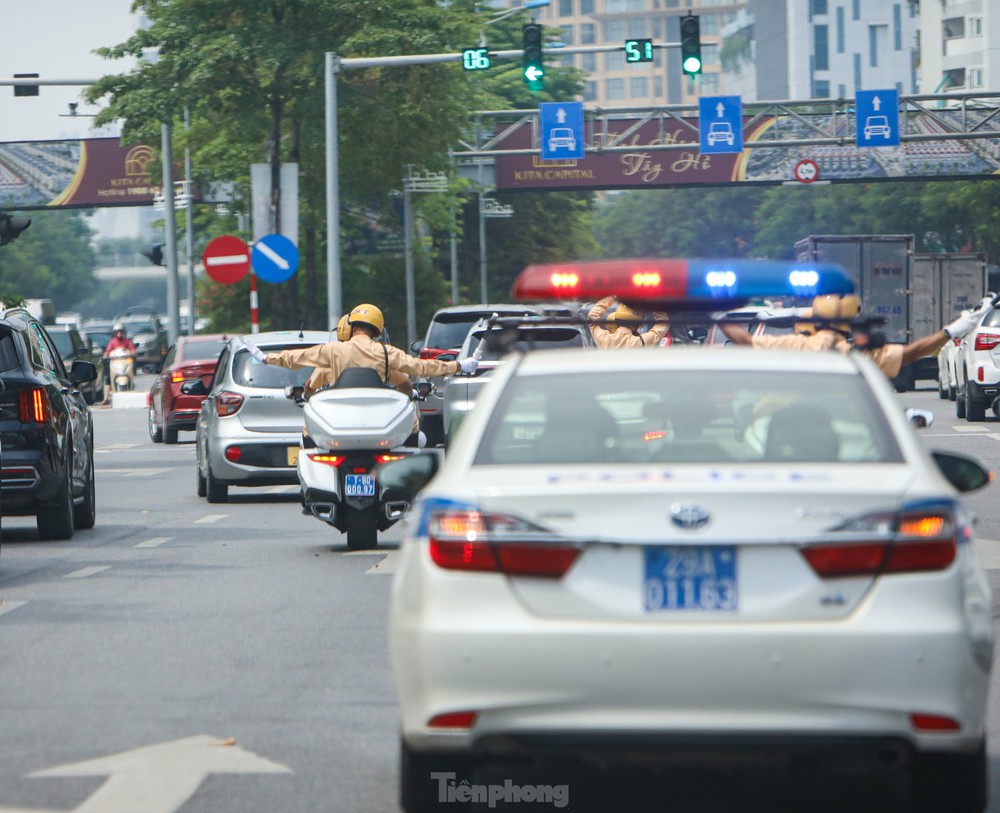 Ngắm dàn siêu xe Honda Gold Wing 2023 của CSGT dẫn đoàn ở Hà Nội - Ảnh 5.