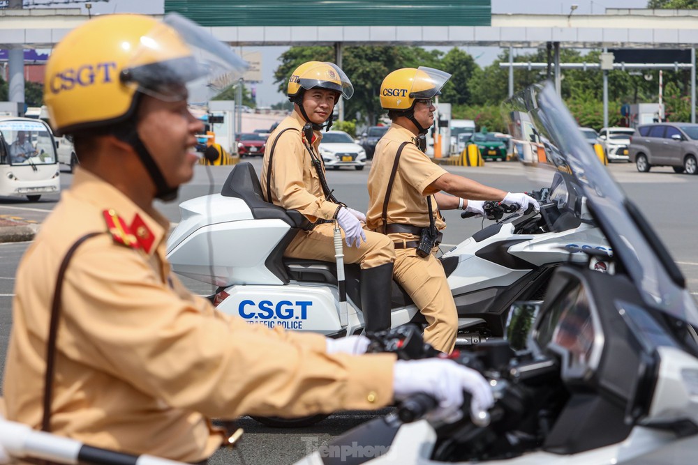 Ngắm dàn siêu xe Honda Gold Wing 2023 của CSGT dẫn đoàn ở Hà Nội - Ảnh 2.