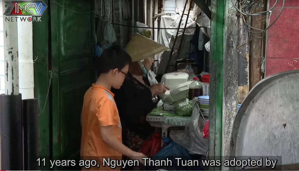 Cụ bà 73 tuổi nhận nuôi bé trai bị bỏ rơi, 11 năm sau vẫn chật vật mưu sinh ở vỉa hè Sài Gòn - Ảnh 3.